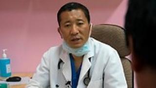 לוטאי טשרינג ראש ממשלת בהוטן וגם רופא
