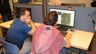 סטודנטים מבצעים מיפוי במחשבי חוות המחשבים שבפקולטה למדעי החברה, קמפוס הר הצופים