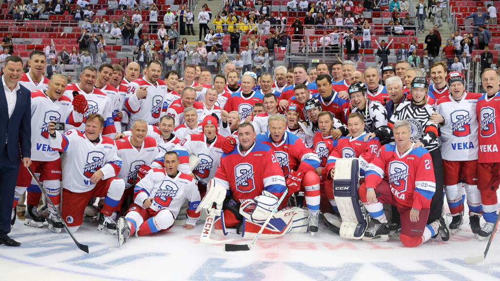 נשיא רוסיה ולדימיר פוטין משחק הוקי קרח התרסק על המשטח