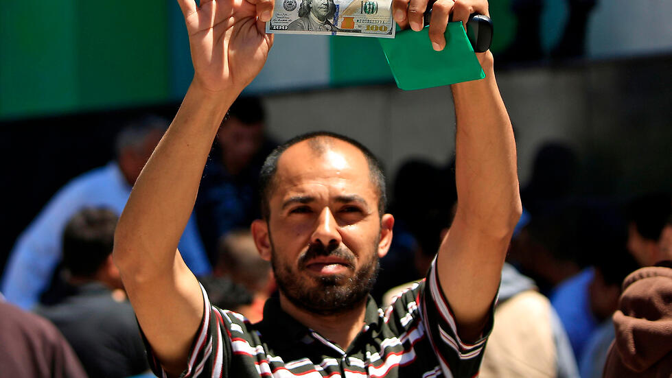 A resident of Gaza receives cash delivered by Qatar to the Gaza Strip in 2019 (Photo: AFP) A resident of Gaza receives cash delivered by Qatar to the Gaza Strip in 2019
