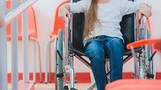 ילדה נכה אילוסטרציה כיסא גלגלים