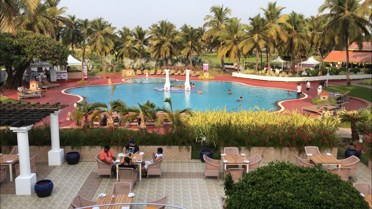 . מרחק פסיעה מהחוף. Holiday Inn Resort Goa