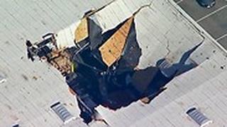 מטוס F-16 התרסק לתוך מבנה ב קליפורניה ארצות הברית ארה"ב