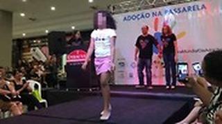 ברזיל תצוגת ילדים ל אימוץ כמו תצוגת אופנה
