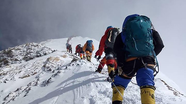 נפאל מטפסים ל פסגת ה אוורסט