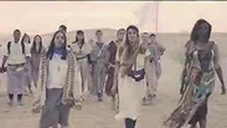 בני נוער צועדים ושרים - מתוך הקליפ של "יום במקום"