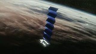 הלווינים בעלי הפאנל השטוח נפרסו בחלל. לוויין Starlink. 