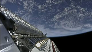 60 הלוויינים לפני השחרור, מצולמים מתוך הפאלקון. ברקע כדור הארץ. 