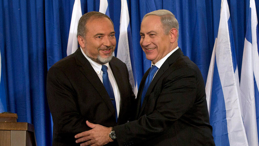 Avigdor Liberman and Benjamin Netanyahu in 2012 (Photo: AP) ארכיון 2012 בנימין נתניהו אביגדור ליברמן
