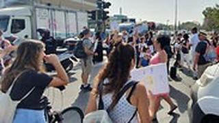 תושבים ביפו יצאו להפגנת מחאה בשדרות ירושלים כחלק ממאבקם להשארת נתיב תחבורה ציבורי פתוח בשדרה