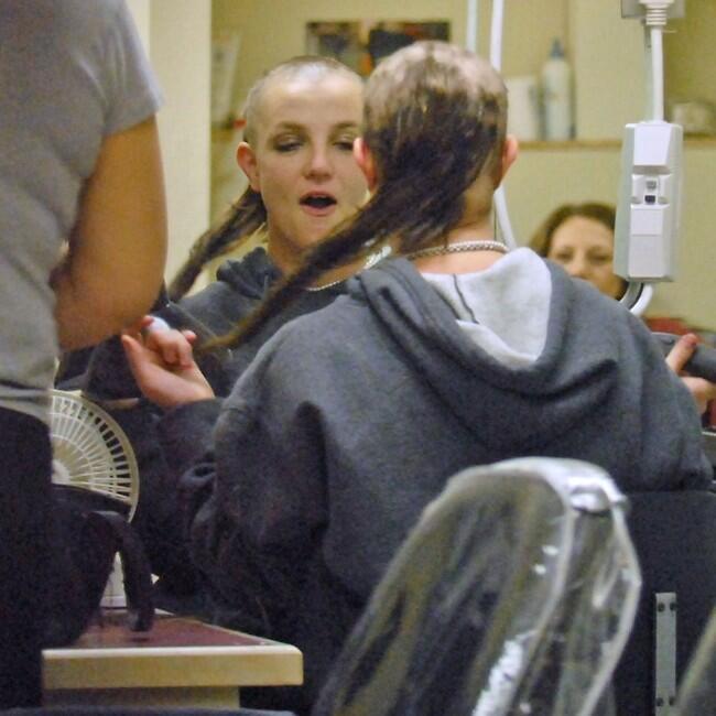 בריטני ספירס מגלחת את שערה ב-2007