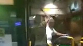 אלמוני תקף נהג אוטובוס של חברת ״דן״ בפתח תקווה