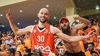 נמרוד טישמן על הכתפיים של האוהדים