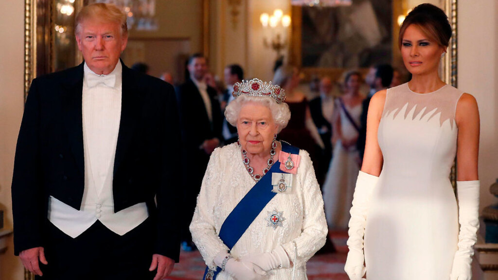 דונלד ו מלניה טראמפ עם המלכה אליזבת ארוחת ערב חגיגית ב ארמון בקינגהאם לונדון בריטניה