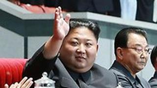 קים ג'ונג און שליט צפון קוריאה עם אשתו ואחותו ב משחקי ההמון פיונגיאנג