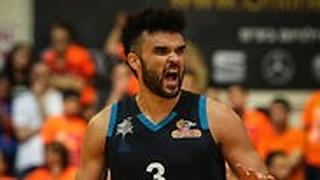 אלייז'ה בראיינט חוגג