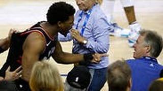 קייל לאורי מתווכח עם אוהד גולדן סטייט