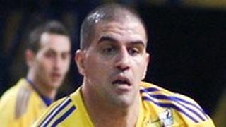 עמיר אהרון נאבק על הכדור