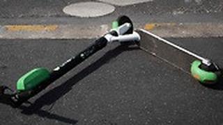 צרפת פריז אוסרת להחנות קורקינטים חשמליים על ה מדרכה קורקינט חשמלי