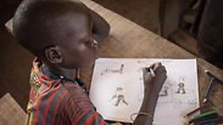 ילדים מציירים ב מחנה עקורים הרפובליקה המרכז אפריקנית