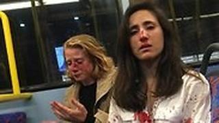 מלניה (ימין) וחברתה כריס לאחר שהותקפו ונשדדו באוטובוס בלונדון 