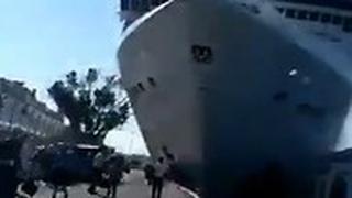 ספינה ספינת תיירים אניה אונייה פגעה ב רציף ונציה איטליה