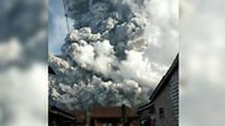 אינדונזיה הר געש סינבונג מתפרץ