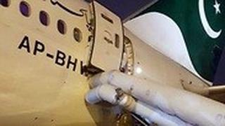 מגלשת החירום בטיסה ממנצ'סטר לאיסלמבאד, שהתנפחה בגלל שנוסעת התבלבלה בין דלת החירום לדלת השירותים 