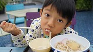 ילד סיני אוכל
