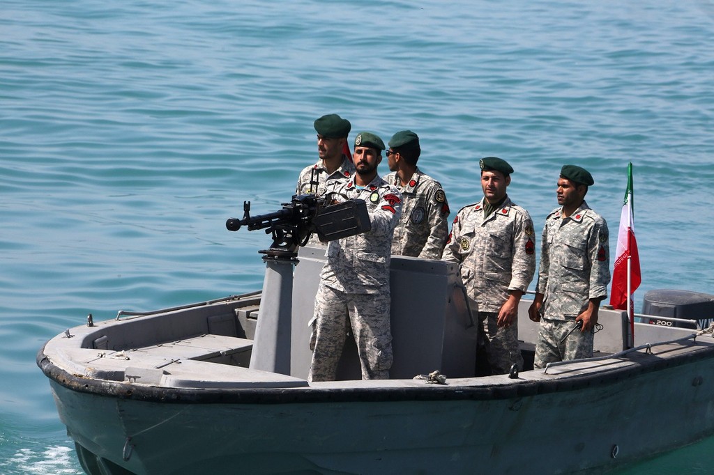 חיילים איראנים במצר הורמוז באפריל 2019