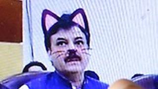 פוליטיקאי מ פקיסטן עם אוזני חתול מסיבת עיתונאים שידור חי