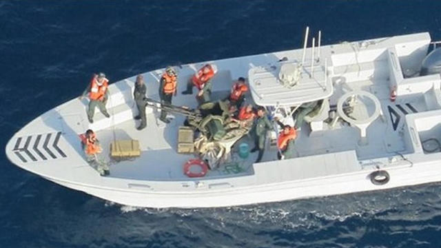 תיעוד אמריקני ממסוק צבאי של סירת משמרות המהפכה, לאחר שלדברי ארה"ב הסירו מוקש שלא התפוצץ ממכלית הנפט היפנית במפרץ עומאן