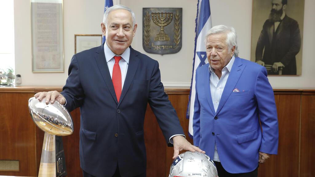 Robert Kraft, right, with then-prime minister Benjamin Netanyahu 