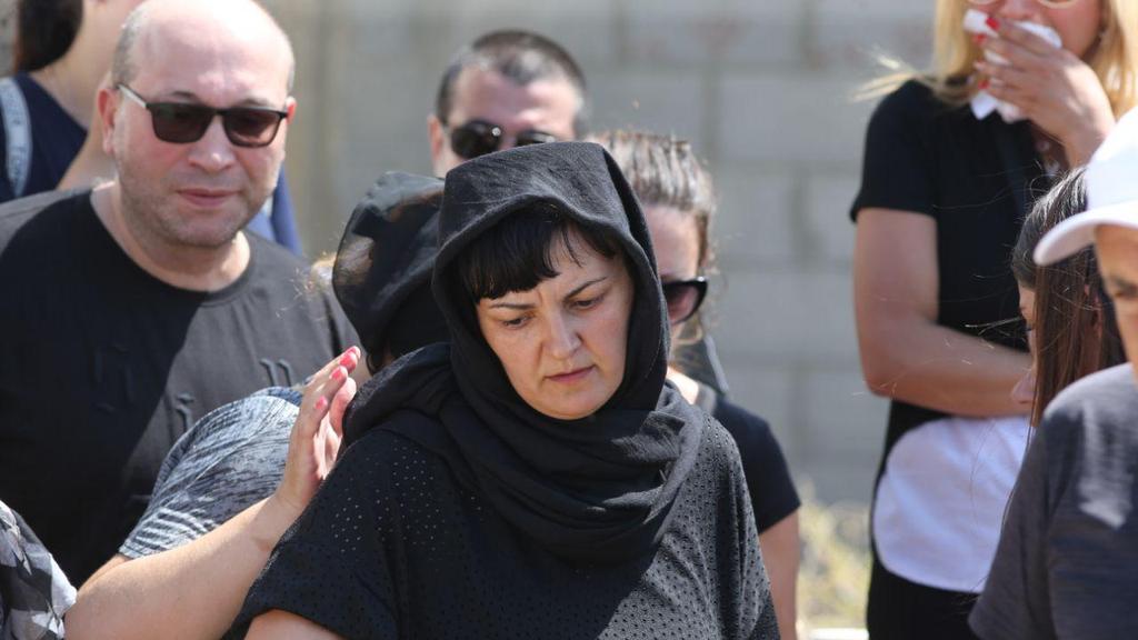 Оксана на похоронах сына. Фото: Моти Кимхи הלוויתו של טימופיי שורטיה אשר נפל מצוק בחוף בת ים