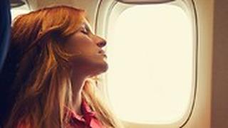 אישה ישנה במטוס