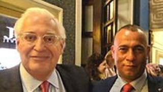 איש העסקים הפלסטיני ארשף ג'עברי עם דייויד פרידמן בועידת בחריין