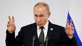 נשיא רוסיה ולדימיר פוטין נותן הצהרה במהלך ביקור באוסקה, יפן