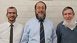 הרבנים דניאל שפרבר, אהרון ליבוביץ וצ'אק דוידסון