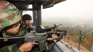 ארכיון חיילים מ דרום קוריאה עמדת שמירה האזור המפורז גבול צפון קוריאה