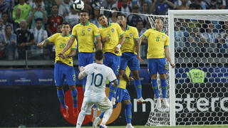החומה המעובה של נבחרת ברזיל מול כדור חופשי של מסי