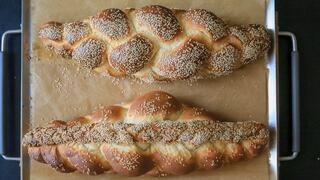 סאני דרעי מכינה חלה לשבת