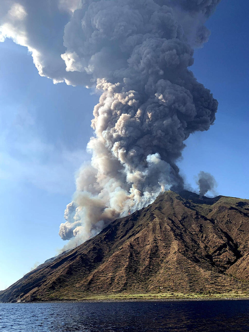 איטליה התפרצות הר געש באי סטרומבולי תייר נהרג