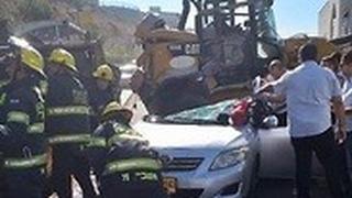 משטרה משטרת ישראל מחפרון טרקטור באגר אום אל פאחם צנח על רכב פרטי