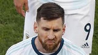 לאו מסי יורד מהמגרש אחרי הרחקתו