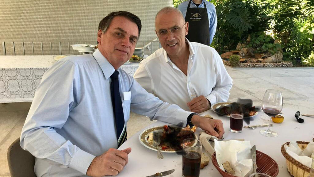 שגריר ישראיל בברזיל יוסי שלי השחיר תמונות שלו אוכל לובסטרים עם נשיא ברזיל ז'איר בולסונארו 