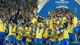 שחקני ברזיל מניפים את הגביע