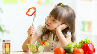 ילדה לא רוצה לאכול ירקות