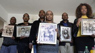 יוצאי אתיופיה עם תמונות יקיריהם שנעלמו בסודן בדרכם לישראל