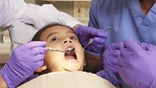 ילדה בזמן טיפול שיניים