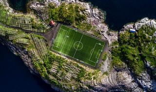 מגרש כדורגל בכפר דייגים קטן בנורווגיה